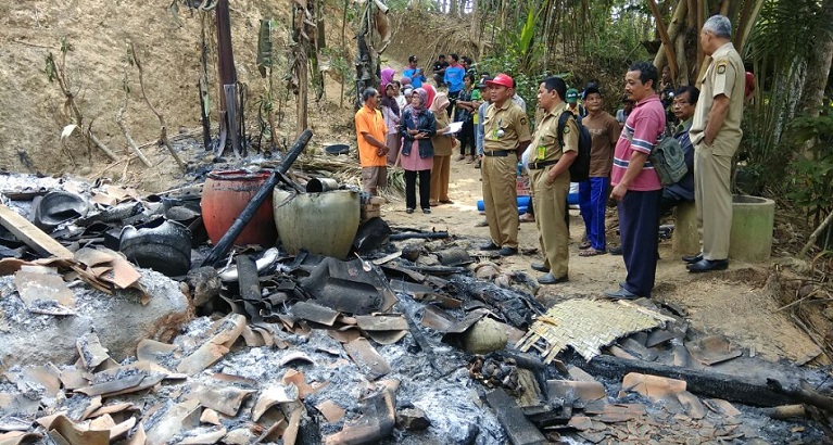 warsidi tinjau rumah kebakar