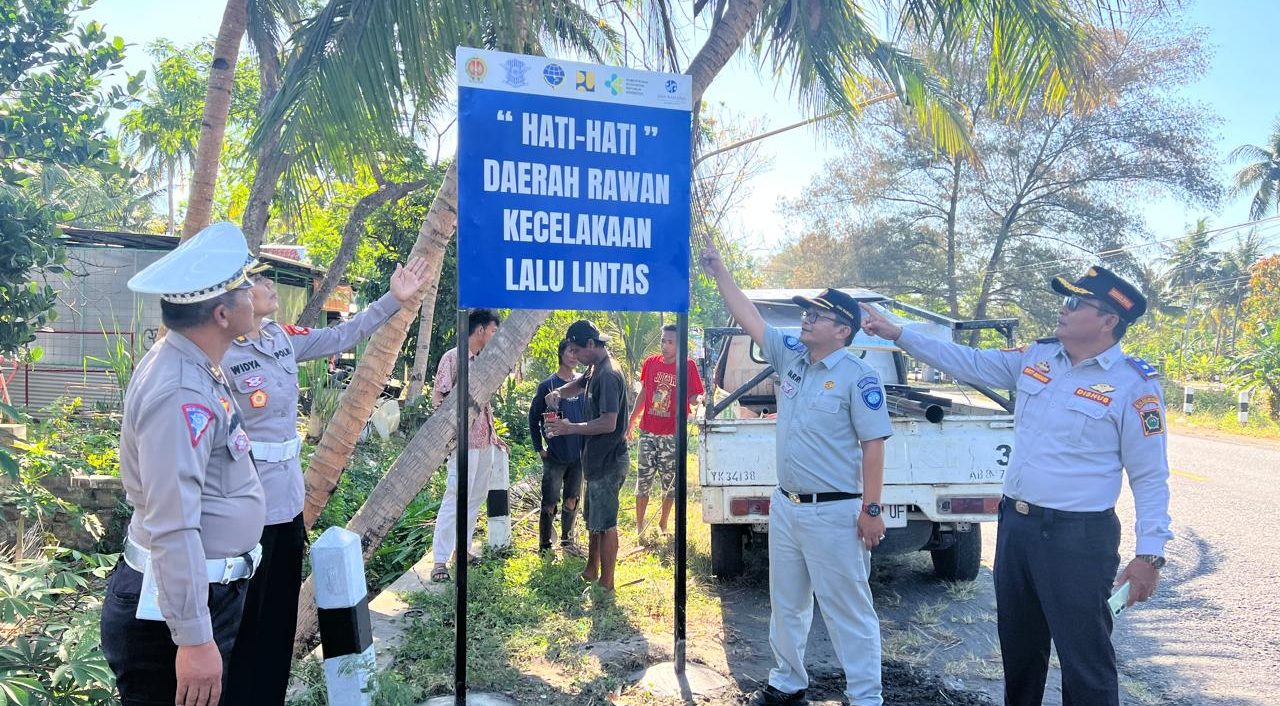 PEMASANGAN RAMBU LALU LINTAS DI BUGEL KULON PROGO