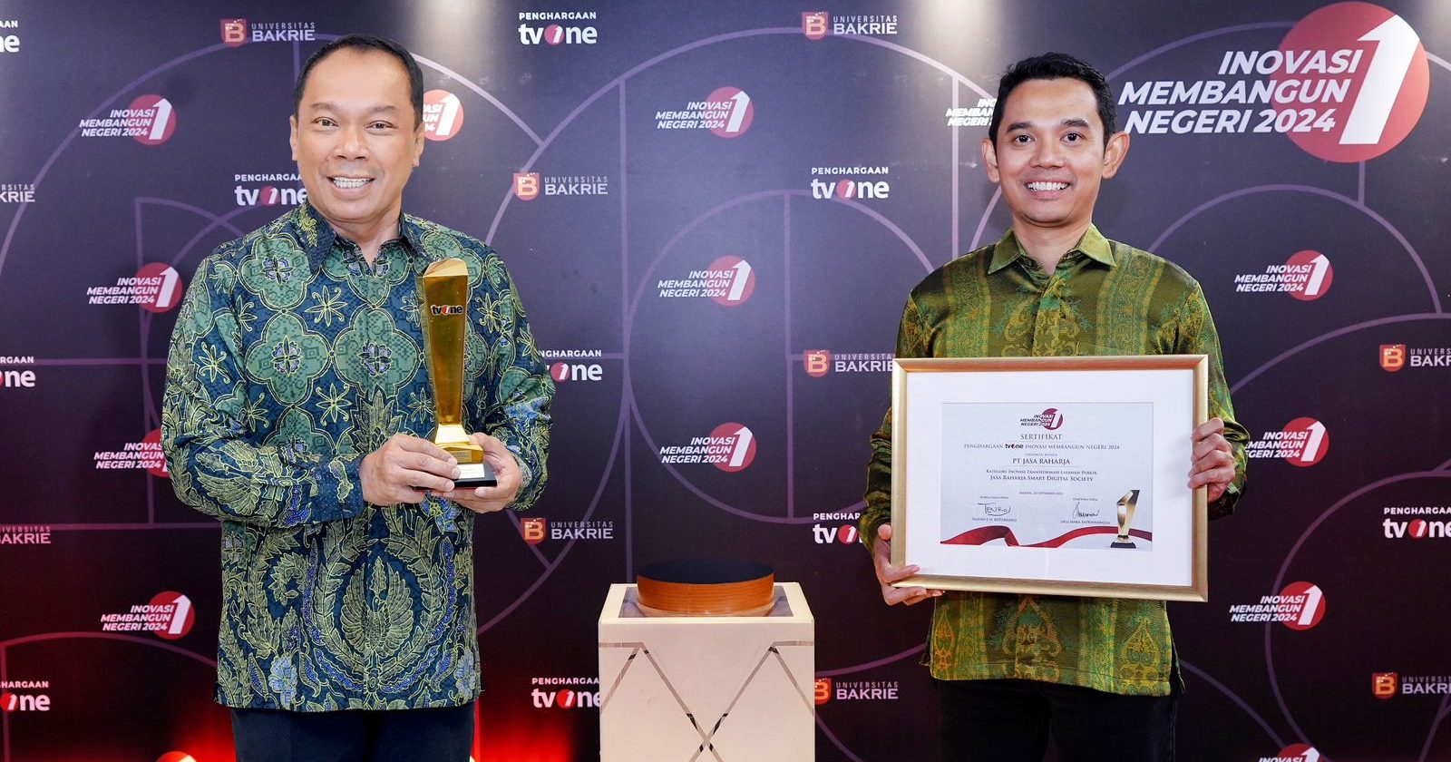 Rivan A Purwantono terima penghargaan dari TV ONE